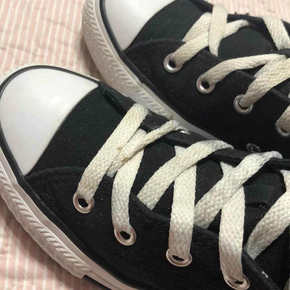 Converse girls sneakers black and white size 1 GUC